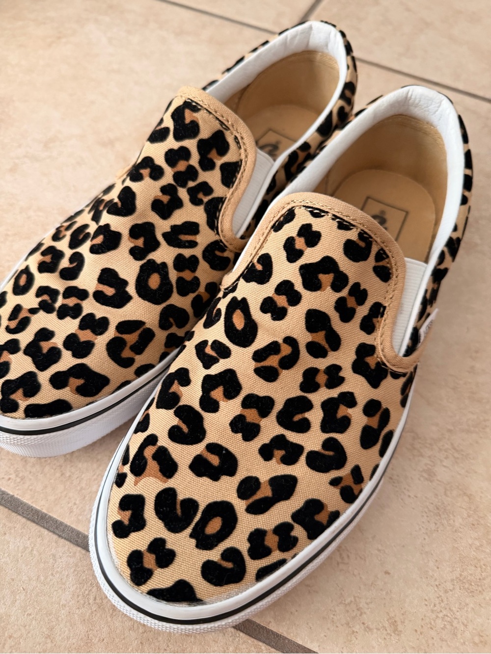 Vans women Slip-On Sneakers in Leopard Print - Tan & Black